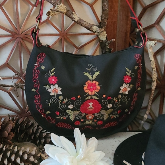 BEAUTIFUL BLACK EMBROIDERED ZIP TOP HANDBAG.MULTI - Picture 8 of 16